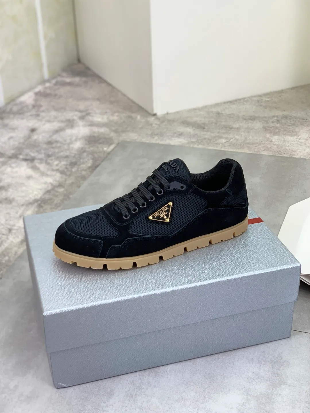 Men's men's shoes 💰P520💰 [New style] popular models are on the official website, 🆘 Trendy brand (Prada) mainly promotes popular models, avant-garde and versatile fashionable men's shoes private version mold opening, cowhide surface splicing 1:1.. Fashionable and simple, original imported cowhide lining cowhide feet; the atmosphere and personality are more fashionable, eye-catching and pursuing class. It will subvert the old idea and be a must-have for fashion trendsetters with you! Must keep it for yourself! Tall and comfortable, large and low, high-end quality workmanship. Code number: 38-45 3️⃣optional.
